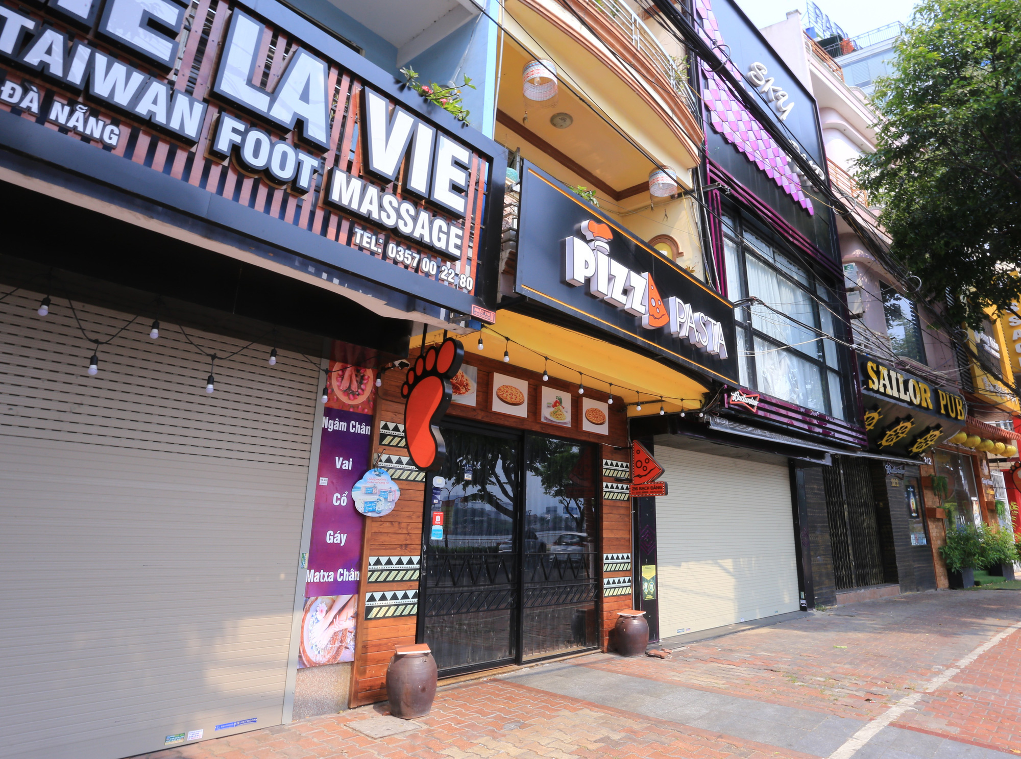 Hàng loạt cửa hàng, quán ăn ở Đà Nẵng đóng cửa để phòng dịch.